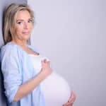 Embarazo en perimenopausia: mujer madura embarazada mostrando su vientre