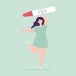 Anunciar embarazo test positivo en manos de mujer feliz