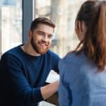 Acuerdo de coparentalidad: hombre y mujer conversando y planificando la crianza en un café