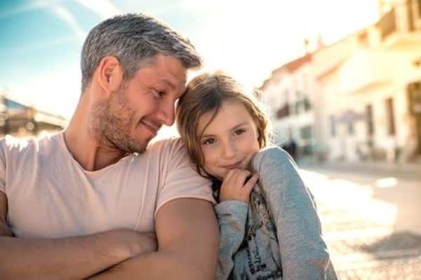 Presentar nueva pareja a hijos padre con hija en momento familiar cercano