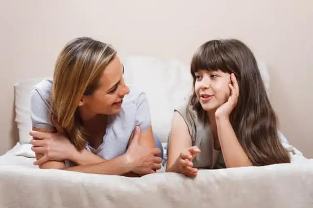 Hijos de donantes de esperma: madre hablando con su hija sobre sus orígenes