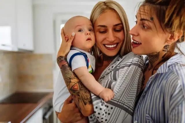 pareja-de-lesbianas-en-baja-por-maternidad