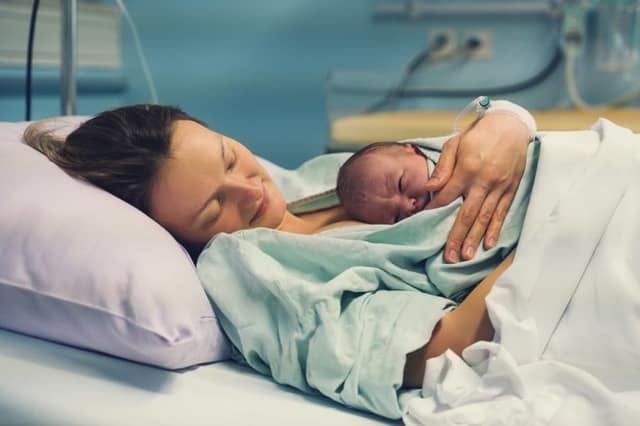 madre recien nacido nino nacimiento maternidad hospital