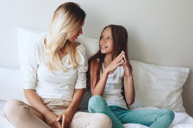 mamá su hija adolescente cama relajante