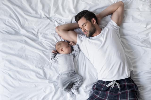 padre durmiendo con bebe