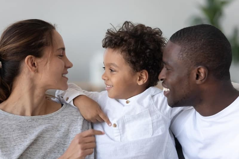 un par de amigos con su hijo en coparentalidad
