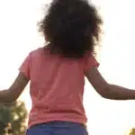 Nina-sosteniendo-la-mano-de-sus-padres-en-la-copaternalidad